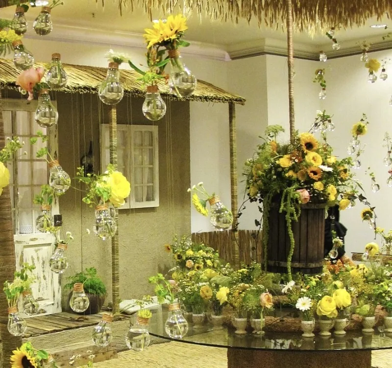 Decor floral pentru eveniment: aranjamente de masa si accente verzi
