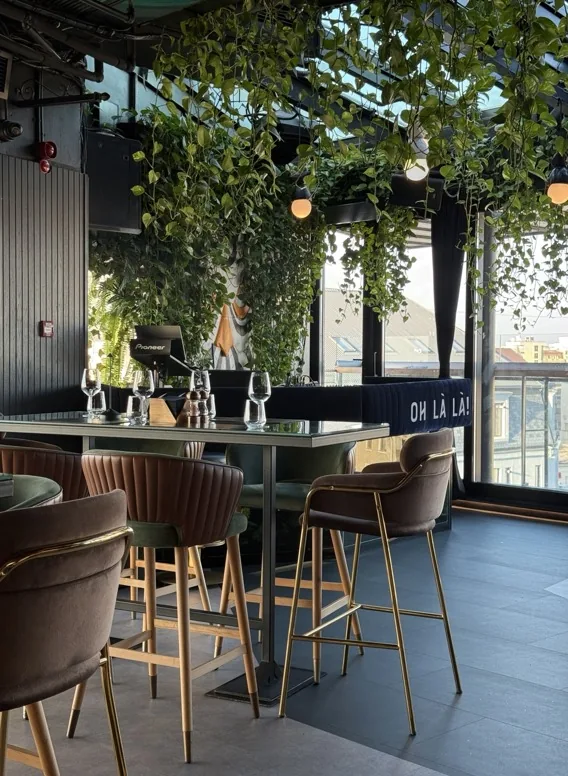 Decor floral pentru eveniment: aranjamente de masa si accente verzi